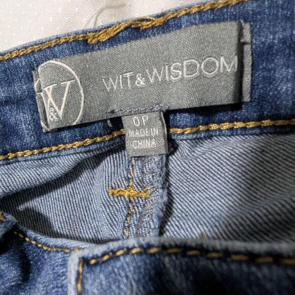 Wit&Wisdom Women's 0P Blue Jeans with distressed hem & distressed detailing EUC - Picture 2 of 7